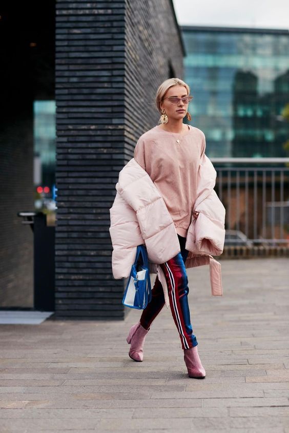 Stílusiskola: így viseld télen a púderrózsaszínt -  -  - divat, outfit, púderrózsaszín, stílus, tél, 