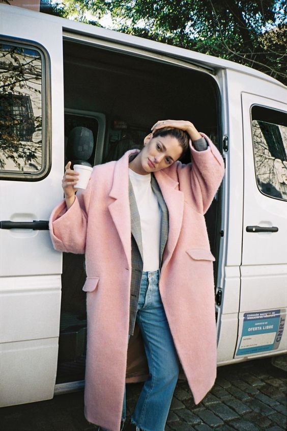 Stílusiskola: így viseld télen a púderrózsaszínt -  -  - divat, outfit, púderrózsaszín, stílus, tél, 