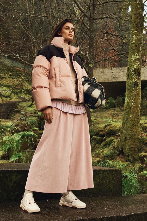 Stílusiskola: így viseld télen a púderrózsaszínt -  -  - divat, outfit, púderrózsaszín, stílus, tél, 