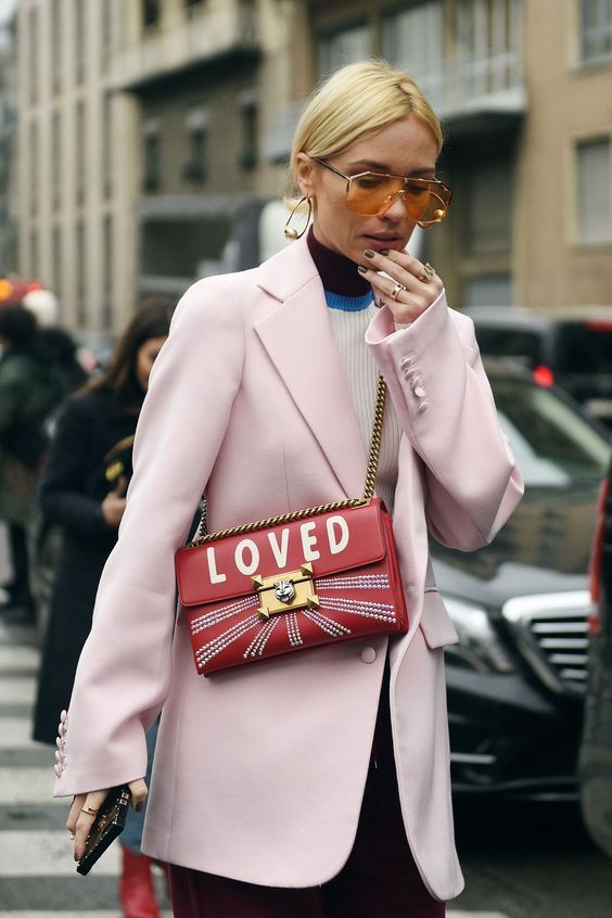 Stílusiskola: így viseld télen a púderrózsaszínt -  -  - divat, outfit, púderrózsaszín, stílus, tél, 