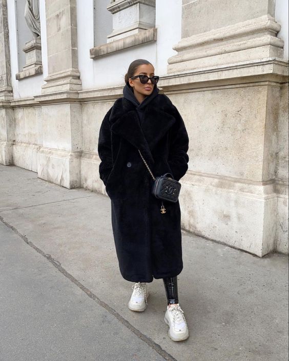 Stílusiskola: fekete szettek fehér cipőkkel -  -  - divat, fehér cipő, fekete szett, outfit, stílus, 