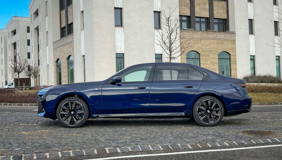 Egy tökéletes világ – BMW i7 xDrive60 - Autó & Motor - MOBILITY - BMW 7 elektromos teszt, BMW i7 teszt, BMW i7 xDrive60 teszt,