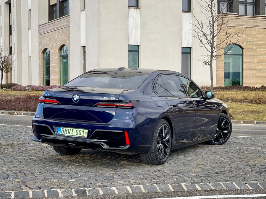 Egy tökéletes világ – BMW i7 xDrive60 - Autó & Motor - MOBILITY - BMW 7 elektromos teszt, BMW i7 teszt, BMW i7 xDrive60 teszt,