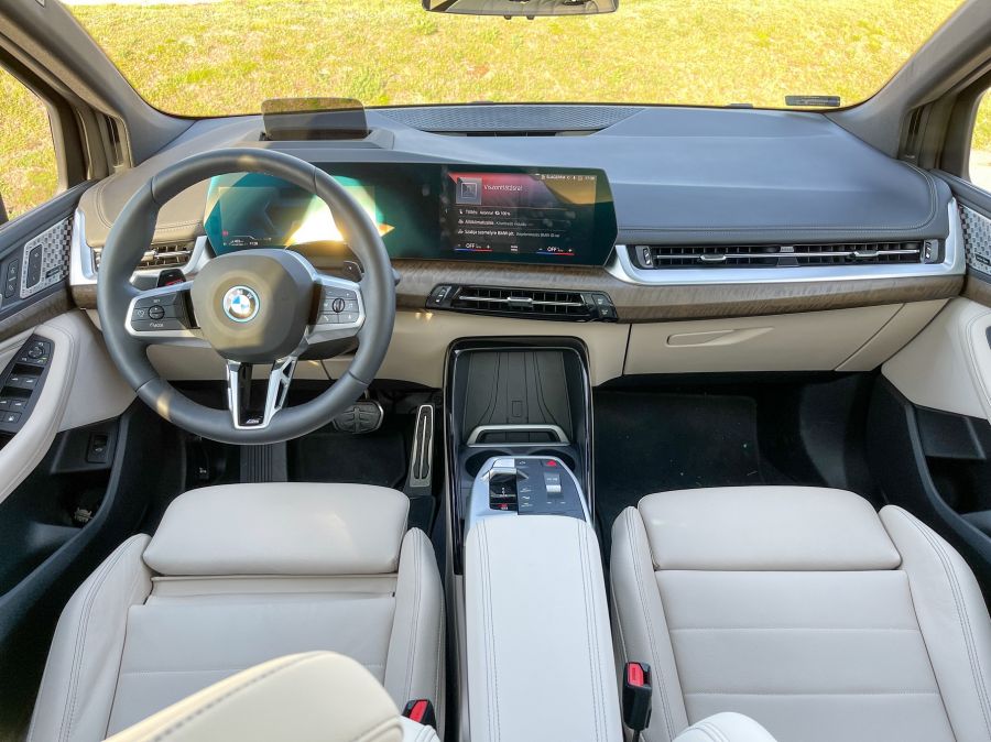 Sportos anyukáknak – BMW 230e Active Tourer - Autó & Motor - MOBILITY - 2023 BMW 230 PHEV teszt, 2023 BMW 230e Active Tourer teszt, Active Tourer BMW, BMW 2 Active Tourer teszt, BMW 230e teszt, 