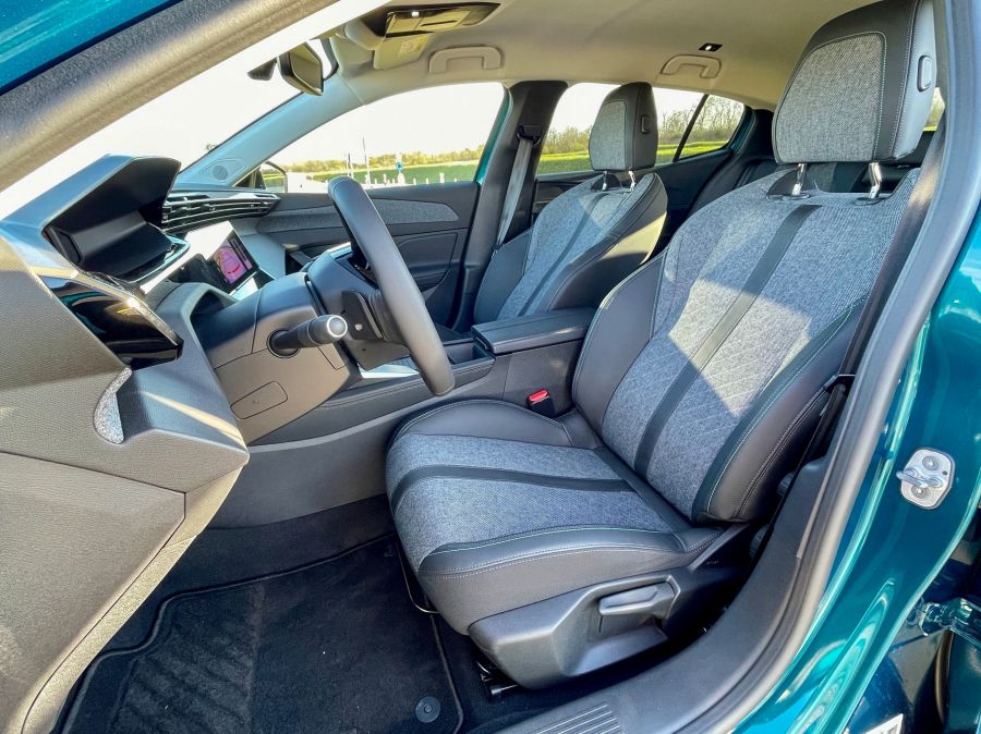 Valami új, valami más - Peugeot 408 Pure Tech 130LE Allure Pack - Autó & Motor - MOBILITY - 408 peugeot 2023, peugeot 408, peugeot 408 1.2 benzin teszt, peugeot 408 130LE Allure Pack teszt,