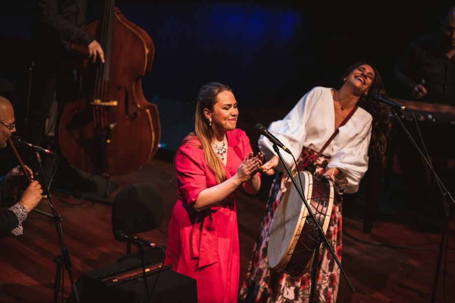 Hol helyezkednek el a Nők a zeneiparban? Palya Bea és Mari Kalkun koncertbeszámoló ötvözve a női sztereotípiákkal - STYLENEWS - Kultúra - koncert, palya bea, sztereotípia,