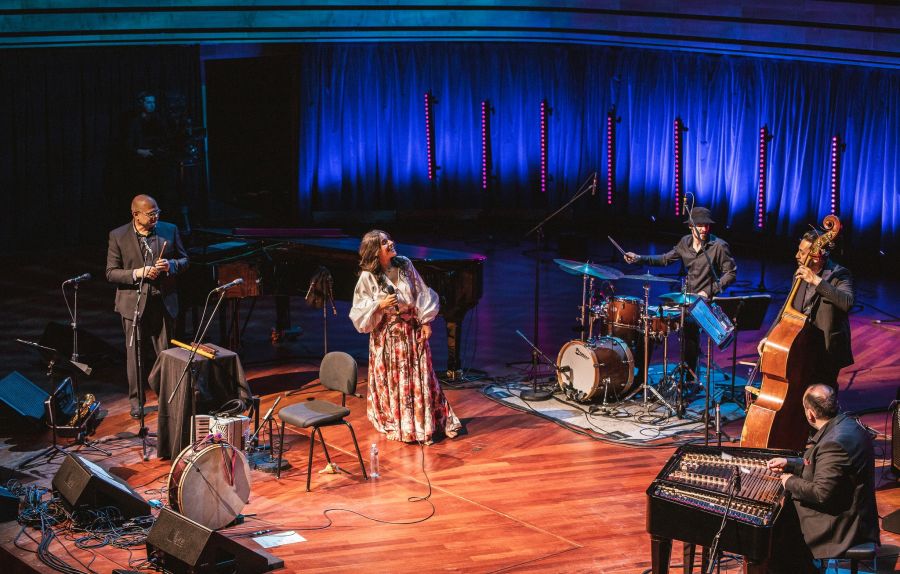 Hol helyezkednek el a Nők a zeneiparban? Palya Bea és Mari Kalkun koncertbeszámoló ötvözve a női sztereotípiákkal - STYLENEWS - Kultúra - 