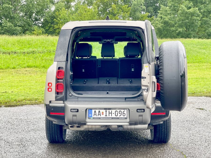 Ki a kicsit nem becsüli, vehet nagyobbat – Land Rover Defender 130 D300 AWD - Autó & Motor - MOBILITY - 2023 Land Rover Defender 130 D300 AWD teszt, Defedenr D300, defender 130, Defender teszt, land rover defender, Land Rover Defender 130 D300, LAnd Rover teszt, 