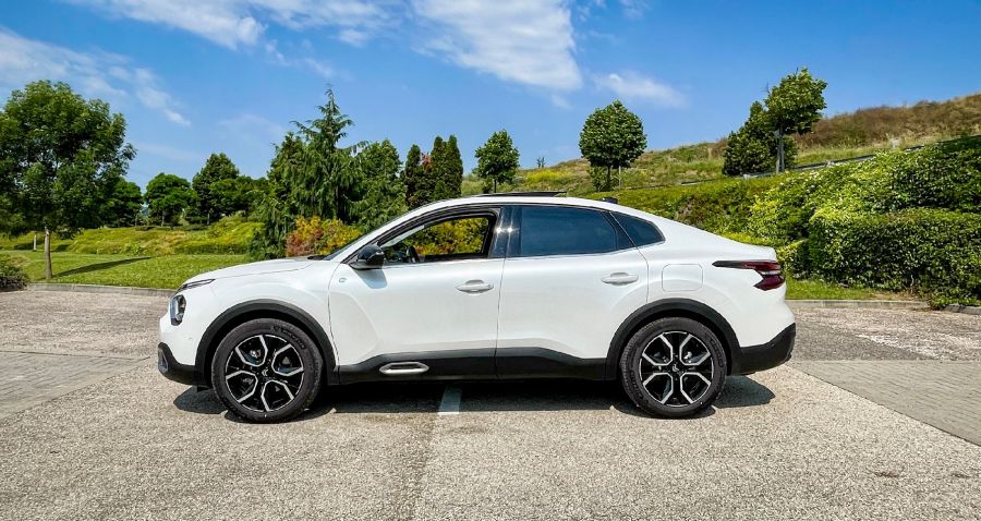 Ez is, az is és még amaz is – Citroën ë-C4 X - Autó & Motor - MOBILITY - c4x 2023, c4x teszt, citroen c4x, citroen c4x elektromos teszt, citroen e c4x teszt, e c4x teszt, ec4x citroen, ec4x citroen teszt, 