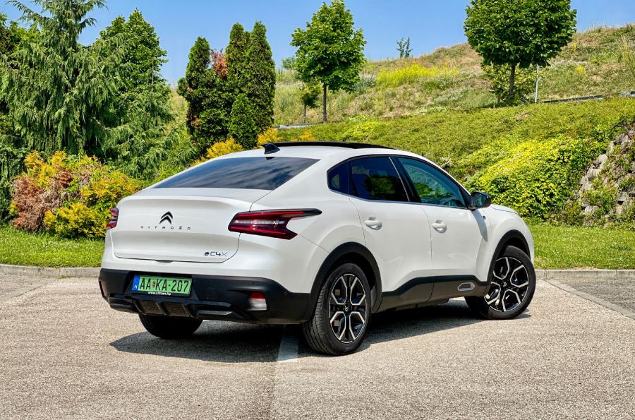 Ez is, az is és még amaz is – Citroën ë-C4 X - Autó & Motor - MOBILITY - c4x 2023, c4x teszt, citroen c4x, citroen c4x elektromos teszt, citroen e c4x teszt, e c4x teszt, ec4x citroen, ec4x citroen teszt, 