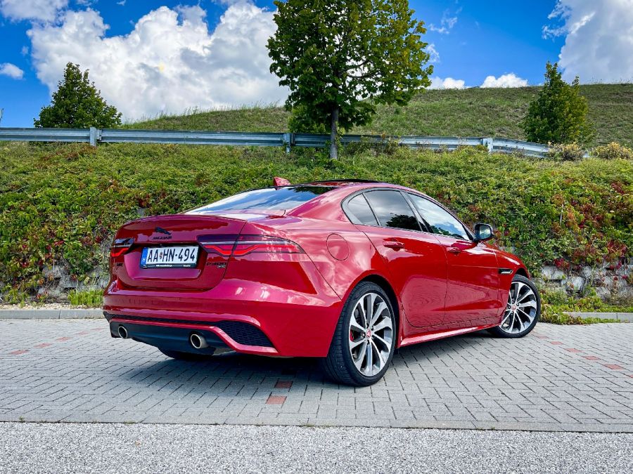 Lehet benne hibát találni, de tényleg szükséges? – Jaguar XE P300 AWD - Autó & Motor - MOBILITY - 2023 Jaguar XE teszt, jaguar teszt, Jaguar XE P300 AWD teszt, xe jaguar, 
