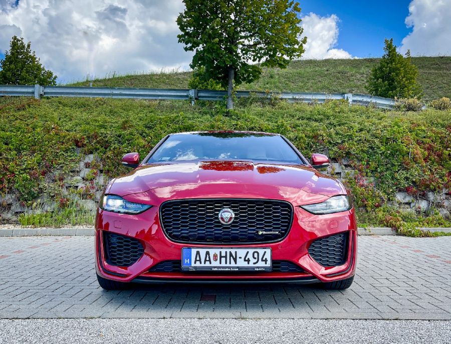 Lehet benne hibát találni, de tényleg szükséges? – Jaguar XE P300 AWD - Autó & Motor - MOBILITY - 2023 Jaguar XE teszt, jaguar teszt, Jaguar XE P300 AWD teszt, xe jaguar, 