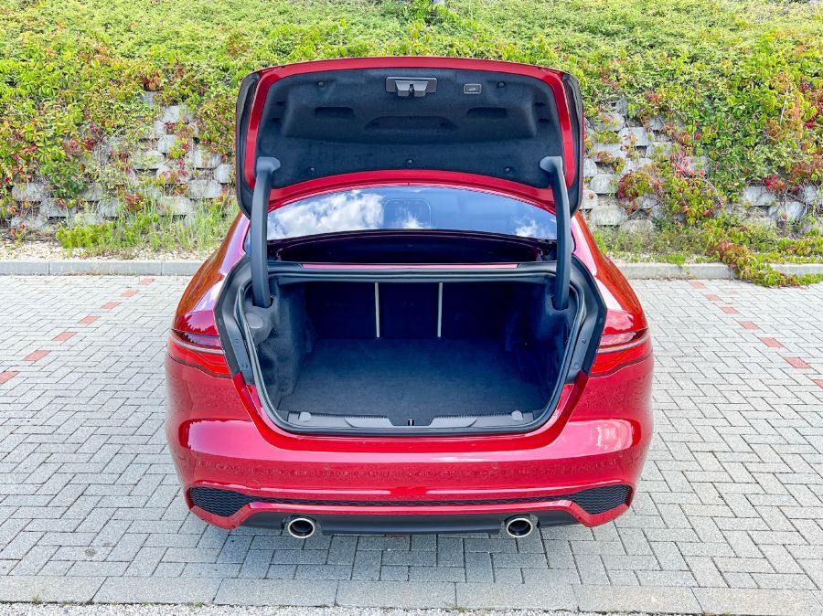 Lehet benne hibát találni, de tényleg szükséges? – Jaguar XE P300 AWD - Autó & Motor - MOBILITY - 2023 Jaguar XE teszt, jaguar teszt, Jaguar XE P300 AWD teszt, xe jaguar, 