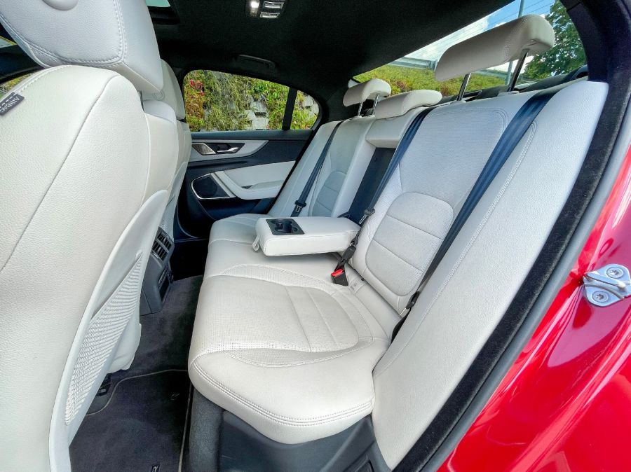 Lehet benne hibát találni, de tényleg szükséges? – Jaguar XE P300 AWD - Autó & Motor - MOBILITY - 2023 Jaguar XE teszt, jaguar teszt, Jaguar XE P300 AWD teszt, xe jaguar, 