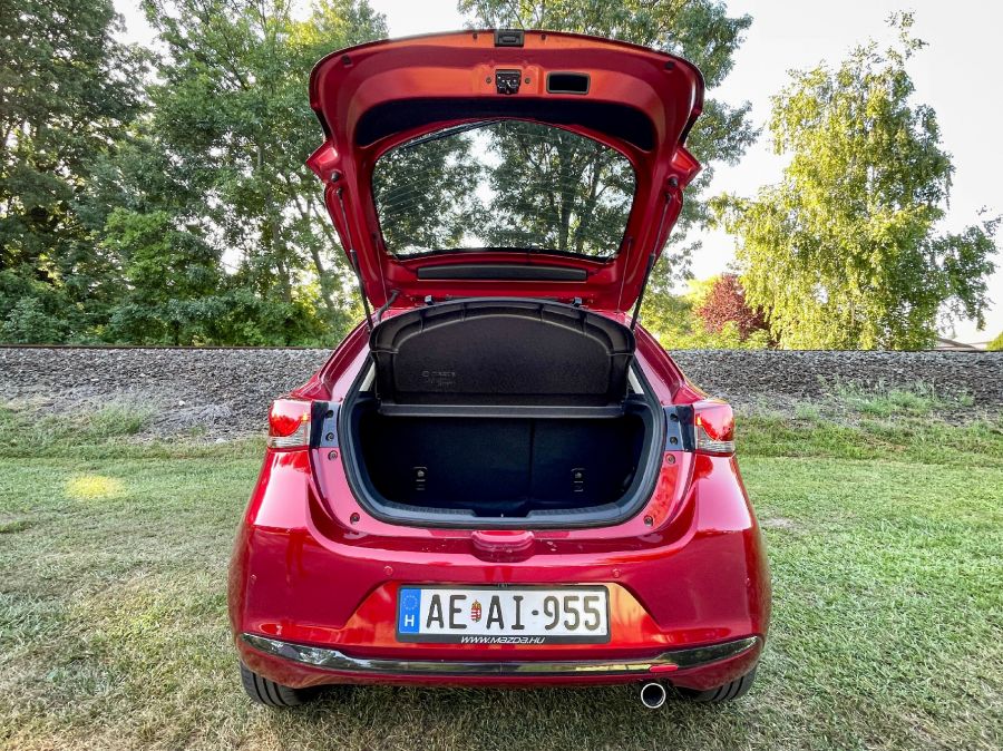 Kettő van belőle – 2023 Mazda 2 Homura Aka G115 - Autó & Motor - MOBILITY - 2023 Mazda 2 teszt, Mazda 2, Mazda 2 Homura AKA teszt, Mazda 2 Homura G115 teszt, 