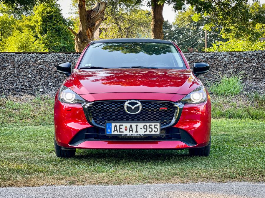 Kettő van belőle – 2023 Mazda 2 Homura Aka G115 - Autó & Motor - MOBILITY - 2023 Mazda 2 teszt, Mazda 2, Mazda 2 Homura AKA teszt, Mazda 2 Homura G115 teszt, 