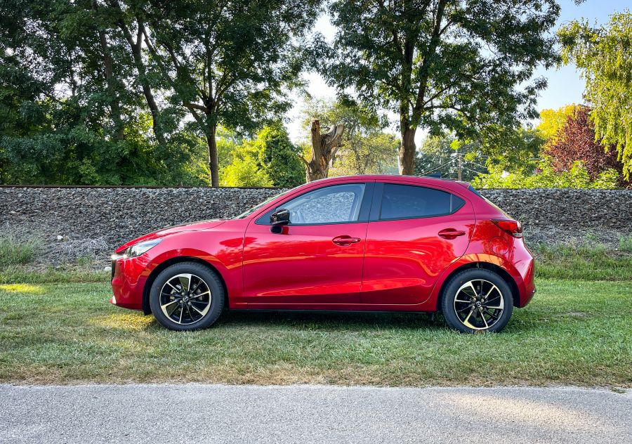 Kettő van belőle – 2023 Mazda 2 Homura Aka G115 - Autó & Motor - MOBILITY - 2023 Mazda 2 teszt, Mazda 2, Mazda 2 Homura AKA teszt, Mazda 2 Homura G115 teszt, 