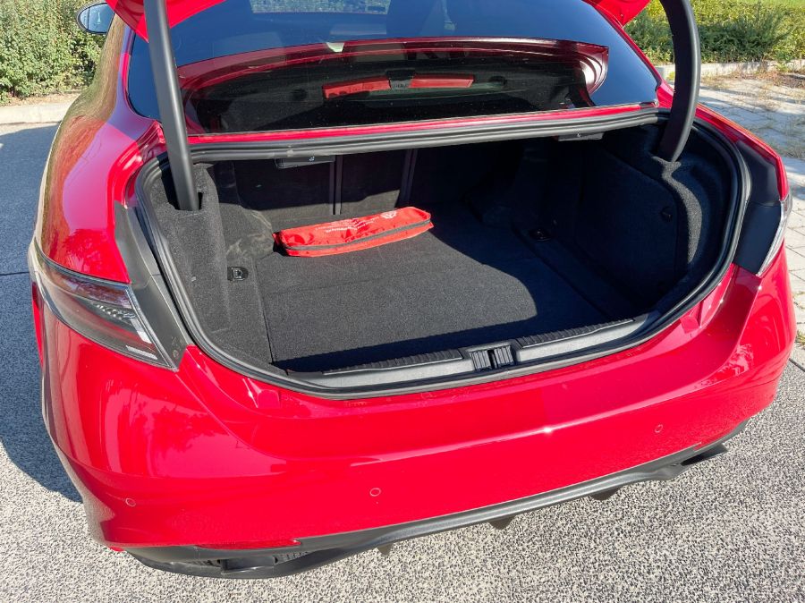 Mindörökké egyszer – Alfa Romeo Giulia 2.0 Q4 Competizione - Autó & Motor - MOBILITY - 2023 Alfa Giulia Competizione teszt, alfa romeo giulia, Alfa Romeo Giulia 2.0 Q4 teszt, Alfa romeo giulia competizione, Alfa Romeo Giulia teszt,