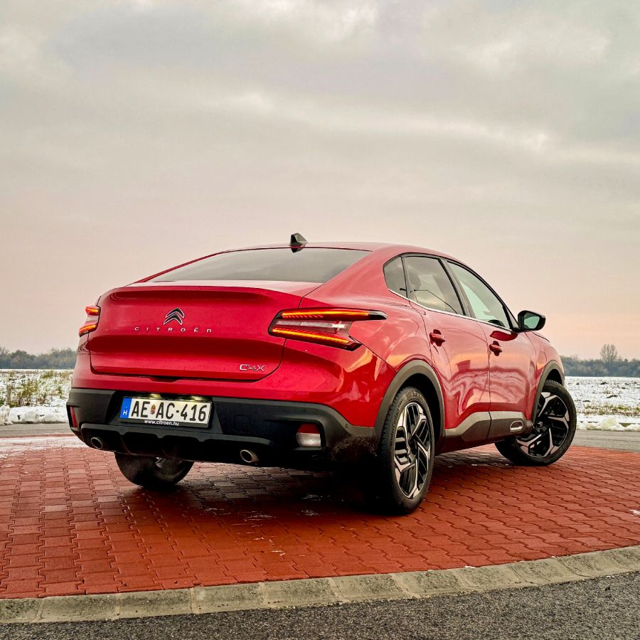 Benzines családi 2023 – Citroën C4 X 1.2 - Autó & Motor - MOBILITY - Citroen C4 X 1%2C2 teszt, Citroen c4 x benzin, Citroen c4 x teszt, 