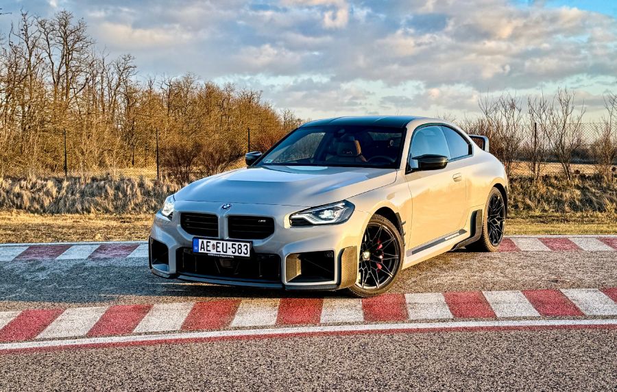A fiatalság széruma – BMW M2 Performance - Autó & Motor - MOBILITY - 2023 BMW M2, 2023 BMW M2 Performance teszt, BMW M2, BMW M2 teszt, 
