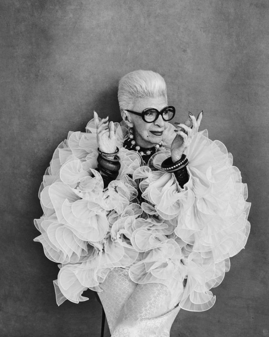 Az amerikai divatikon búcsúja: 102 és félévesen hunyt el Iris Apfel - Divathírek -  - divatipar, elhunyt, gyász, idézetek, ikon, iris apfel, lakberendező, önbizalom növelés, stílus, 