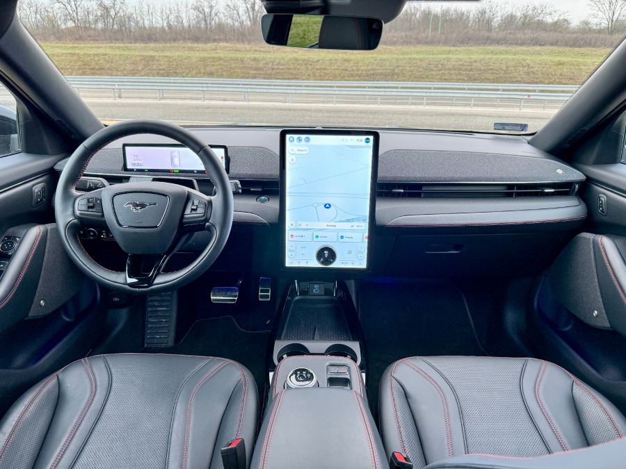 Versenyben, ár versenyben – Ford Mustang Mach-E Premium RWD - Autó & Motor - MOBILITY - ford mustang mach-e, mach-e mustang teszt, mach-e teszt, Mustang Mach e premium RWD teszt,