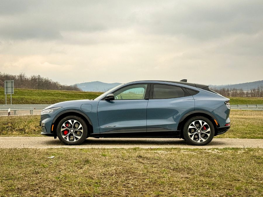 Versenyben, ár versenyben – Ford Mustang Mach-E Premium RWD - Autó & Motor - MOBILITY - ford mustang mach-e, mach-e mustang teszt, mach-e teszt, Mustang Mach e premium RWD teszt,