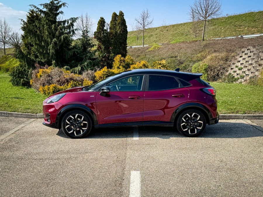 Fordulatosan - Ford Puma Vivid Ruby Edition - Autó & Motor - MOBILITY - 2023 Ford Puma Vivid Ruby teszt, Ford Puma teszt, Ford Puma Vivid Ruby teszt, Puma Ford, Vivid Ruby Puma,