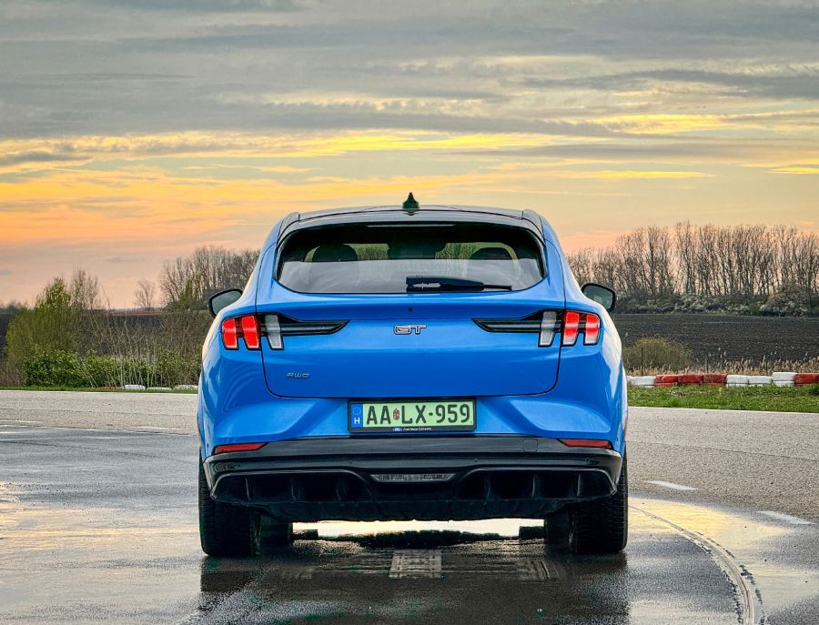 Az adatok és a valóság – Ford Mustang Mach-E GT és a Tesla Y Preformance - Autó & Motor - MOBILITY - Ford Mustang Mach E Gt, Ford Mustang Mach-E GT Tesla Y performance teszt, Mustang Mach-E GT összehasonlítás Tesla Y Performance, Mustang Mach-E GT teszt, Mustang Mach-e vs. Tesla Y teszt, Tesla Y performance, Tesla Y Performance teszt, 