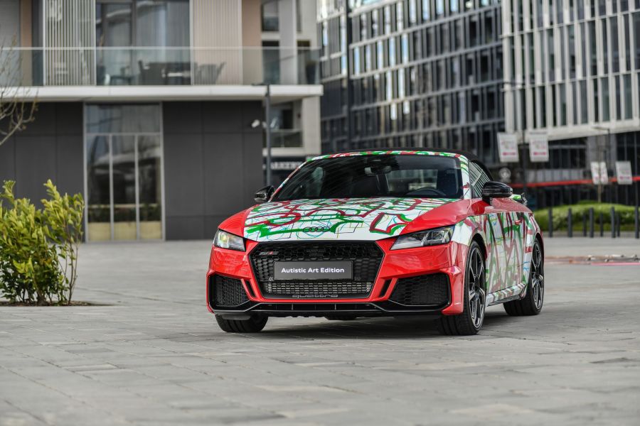 Színt visznek a mindennapokba  – bárki megvásárolhatja az autista művészek illusztrációival díszített különleges tárgyakat - Autó & Motor - MOBILITY - Audi TTRS, Autistic Art Alapítvány, 
