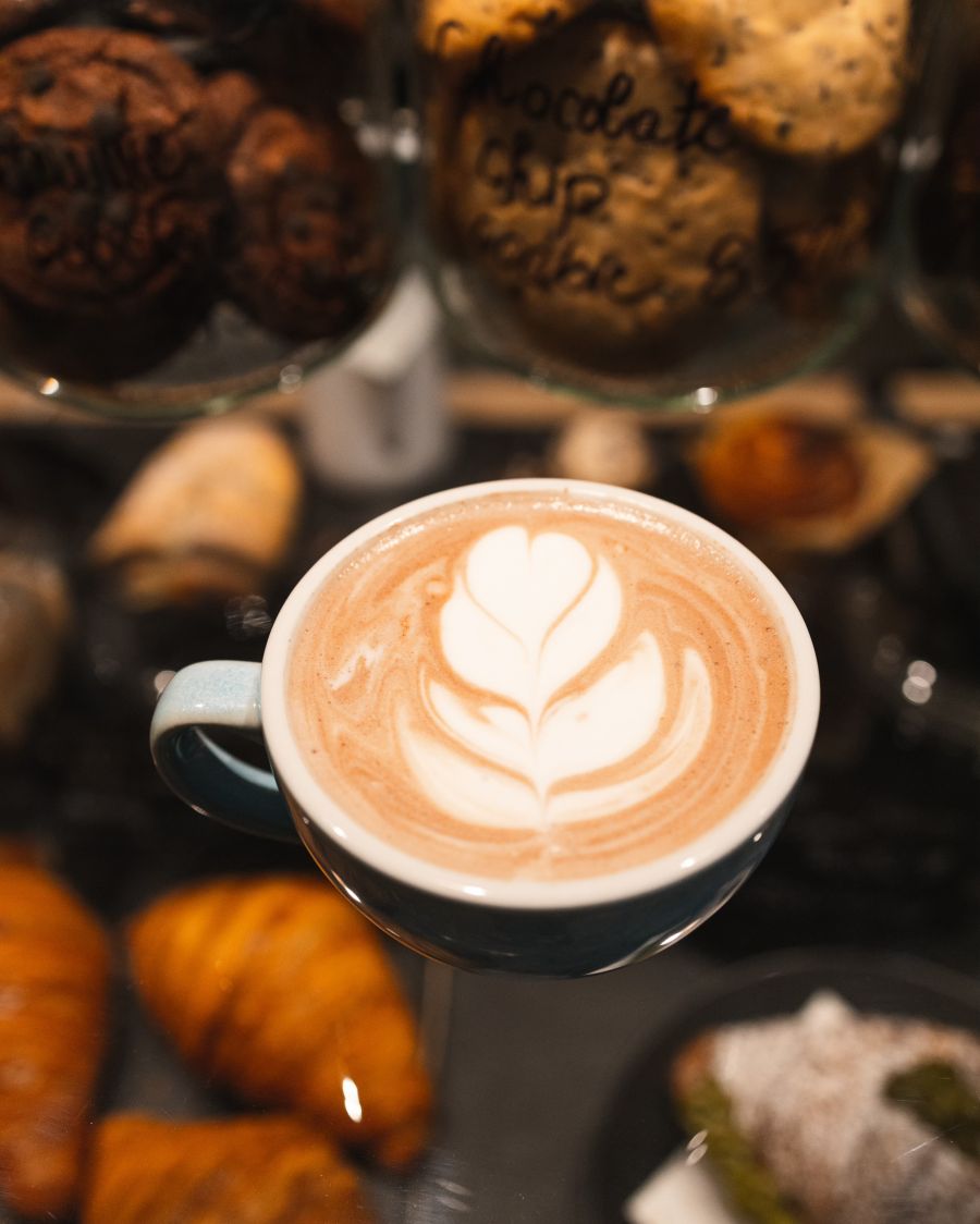 Impozáns és családias hely – Egy jó kávé mellett meginterjúvoltuk a Flat White Art  tulajdonosait -  -  - Flat white art, flat white kávé, kávézó, kávézó a várban, vár kávézó, 
