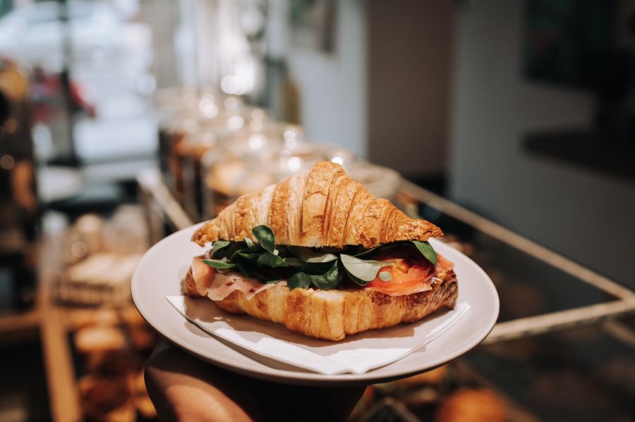 Impozáns és családias hely – Egy jó kávé mellett meginterjúvoltuk a Flat White Art  tulajdonosait -  -  - Flat white art, flat white kávé, kávézó, kávézó a várban, vár kávézó, 