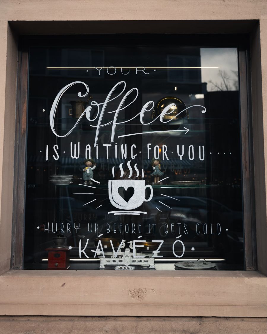 Impozáns és családias hely – Egy jó kávé mellett meginterjúvoltuk a Flat White Art  tulajdonosait -  -  - Flat white art, flat white kávé, kávézó, kávézó a várban, vár kávézó, 