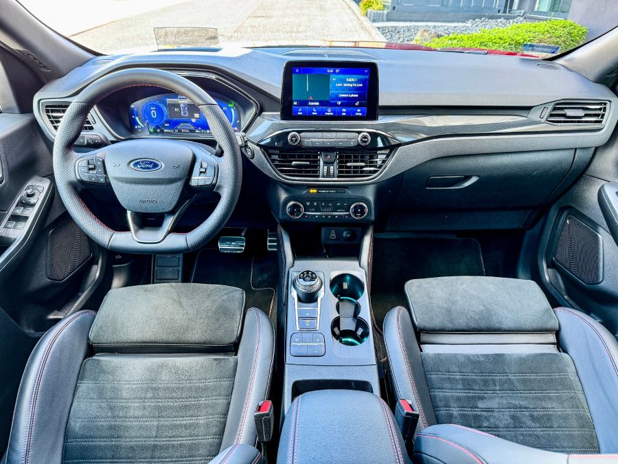 Attól, hogy nem fiatal, még ne írjuk le – Ford Kuga 2.5l Plug-In Hybrid AT FWD - Autó & Motor - MOBILITY - 2023 Kuga, Ford Kuga PHEV teszt, Ford Kuga plug-in hybrid teszt, Kuga ford,