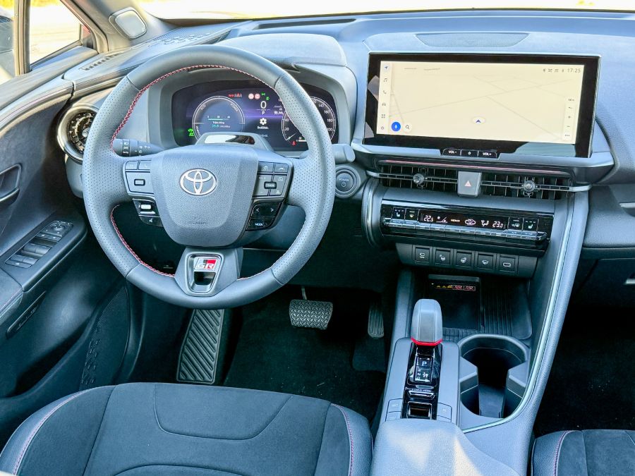 Továbbra is a jövőt mutatja – Toyota C-HR plug-in hybrid GR Sport Premier Edition - Autó & Motor - MOBILITY - 2024 Toyota C-H, 2024 Toyta C-HR plug-in hybrid GR Sport Premier Edition teszt, C-HR PHEV GR Sport teszt, CHR teszt, Toyota C-HR PHEV teszt, toyota chr, 