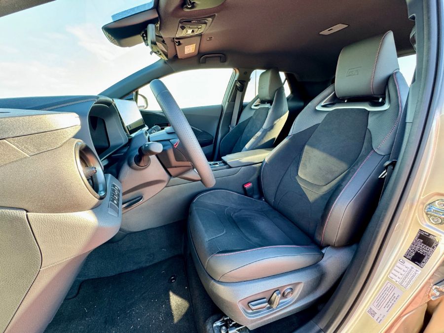 Továbbra is a jövőt mutatja – Toyota C-HR plug-in hybrid GR Sport Premier Edition - Autó & Motor - MOBILITY - 2024 Toyota C-H, 2024 Toyta C-HR plug-in hybrid GR Sport Premier Edition teszt, C-HR PHEV GR Sport teszt, CHR teszt, Toyota C-HR PHEV teszt, toyota chr, 