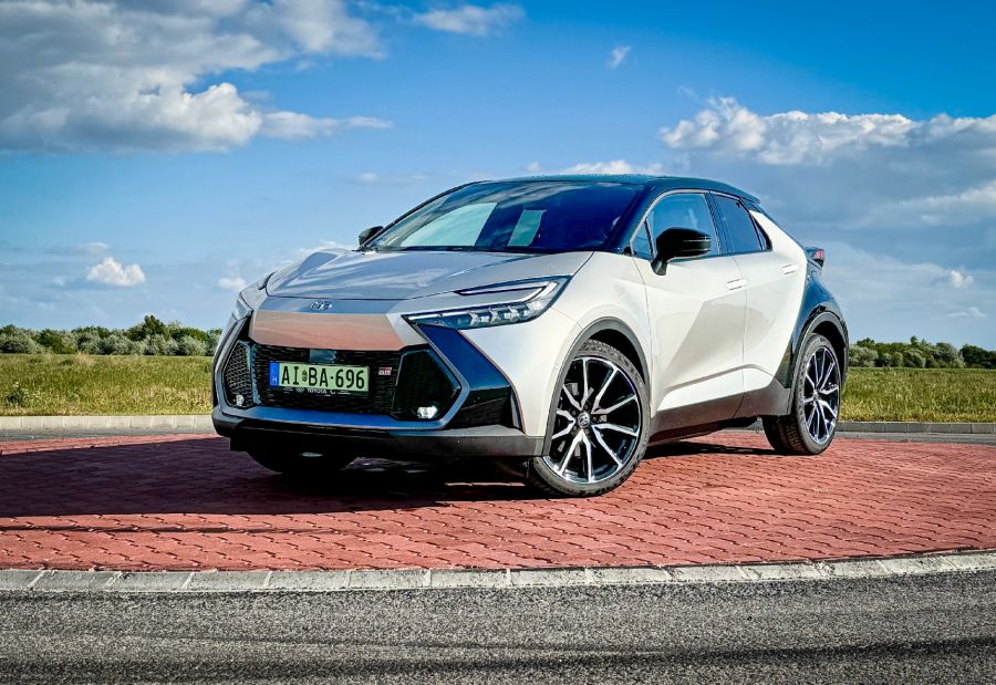 Továbbra is a jövőt mutatja – Toyota C-HR plug-in hybrid GR Sport Premier Edition - Autó & Motor - MOBILITY - 2024 Toyota C-H, 2024 Toyta C-HR plug-in hybrid GR Sport Premier Edition teszt, C-HR PHEV GR Sport teszt, CHR teszt, Toyota C-HR PHEV teszt, toyota chr, 