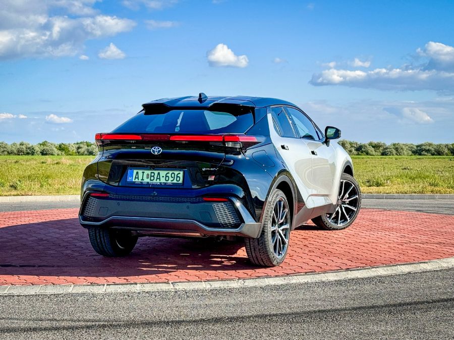 Továbbra is a jövőt mutatja – Toyota C-HR plug-in hybrid GR Sport Premier Edition - Autó & Motor - MOBILITY - 2024 Toyota C-H, 2024 Toyta C-HR plug-in hybrid GR Sport Premier Edition teszt, C-HR PHEV GR Sport teszt, CHR teszt, Toyota C-HR PHEV teszt, toyota chr, 