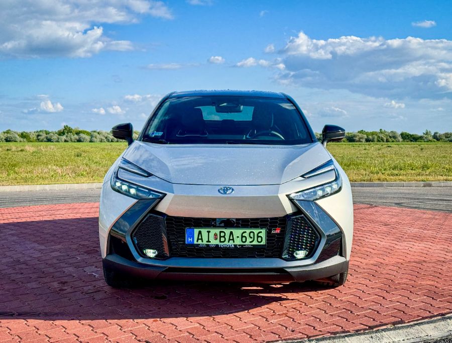 Továbbra is a jövőt mutatja – Toyota C-HR plug-in hybrid GR Sport Premier Edition - Autó & Motor - MOBILITY - 2024 Toyota C-H, 2024 Toyta C-HR plug-in hybrid GR Sport Premier Edition teszt, C-HR PHEV GR Sport teszt, CHR teszt, Toyota C-HR PHEV teszt, toyota chr, 