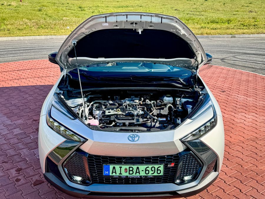 Továbbra is a jövőt mutatja – Toyota C-HR plug-in hybrid GR Sport Premier Edition - Autó & Motor - MOBILITY - 2024 Toyota C-H, 2024 Toyta C-HR plug-in hybrid GR Sport Premier Edition teszt, C-HR PHEV GR Sport teszt, CHR teszt, Toyota C-HR PHEV teszt, toyota chr, 
