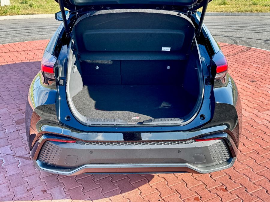 Továbbra is a jövőt mutatja – Toyota C-HR plug-in hybrid GR Sport Premier Edition - Autó & Motor - MOBILITY - 2024 Toyota C-H, 2024 Toyta C-HR plug-in hybrid GR Sport Premier Edition teszt, C-HR PHEV GR Sport teszt, CHR teszt, Toyota C-HR PHEV teszt, toyota chr, 