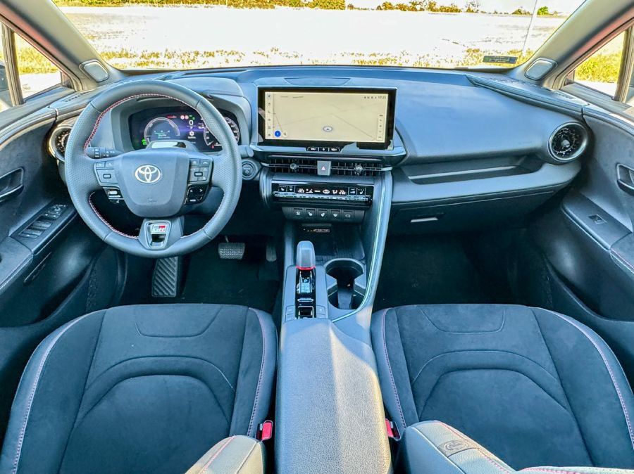 Továbbra is a jövőt mutatja – Toyota C-HR plug-in hybrid GR Sport Premier Edition - Autó & Motor - MOBILITY - 2024 Toyota C-H, 2024 Toyta C-HR plug-in hybrid GR Sport Premier Edition teszt, C-HR PHEV GR Sport teszt, CHR teszt, Toyota C-HR PHEV teszt, toyota chr, 