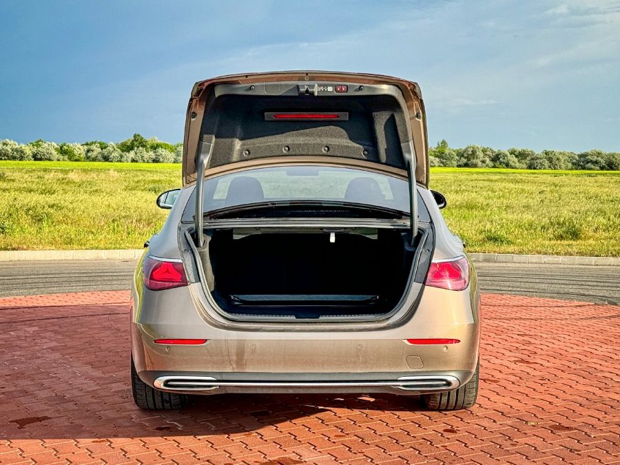 Álló csillag az autógyártásban – Mercedes-Benz E 220 D Exclusive - MOBILITY -  - 2024 Mercedes E  220d teszt, Mercedes E 220d  Exclusive teszt, Mercedes-Benz E osztály limuzin teszt, 