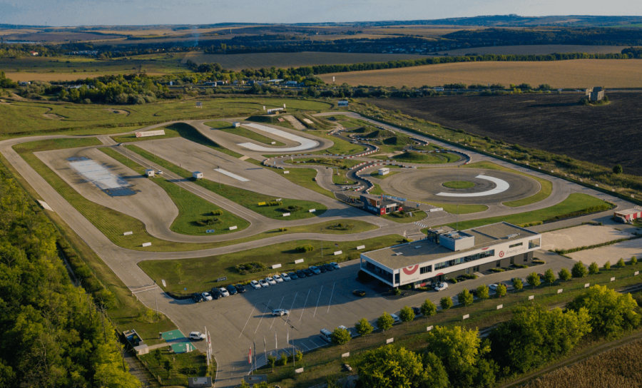 Csapatépítő tréningek a drivingcampen - Autó & Motor - MOBILITY - autóvezetés, csapatépítés, csapatépítő programok, csapatmunka, drivingcamp, májusi programok, programok,