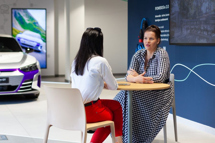 Vonzanak minket a színes autók, mégis a szürkét választjuk – Interjú - STYLELIFE - MOBILITY - Audi, audi márkaigazgató, interjú, nők az autóiparban, Zakariás Fruzsina, 