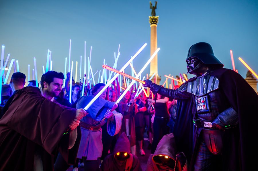 Fénykardokkal árasztották el a Hősök terét a Star Wars rajongók - STYLENEWS -  - budapest, fénykardok, fénykardok star wars, hírek, hősők tere, hősök tere star wars, star wars,