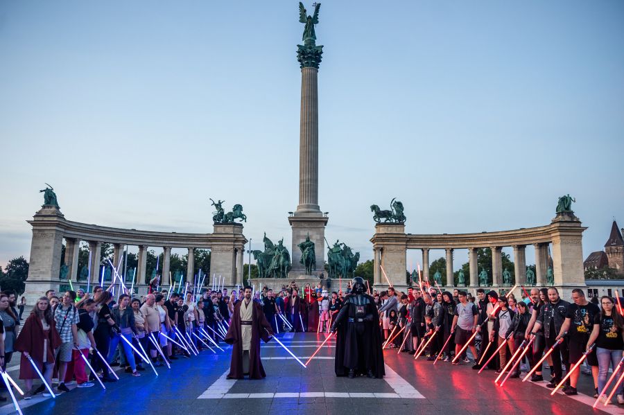 Fénykardokkal árasztották el a Hősök terét a Star Wars rajongók - STYLENEWS -  - budapest, fénykardok, fénykardok star wars, hírek, hősők tere, hősök tere star wars, star wars,