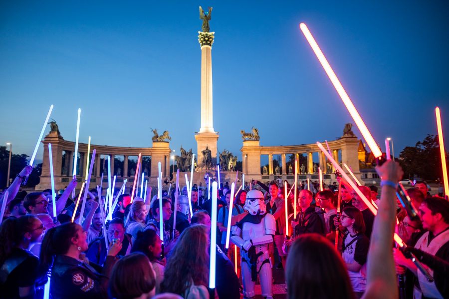 Fénykardokkal árasztották el a Hősök terét a Star Wars rajongók - STYLENEWS -  - budapest, fénykardok, fénykardok star wars, hírek, hősők tere, hősök tere star wars, star wars,