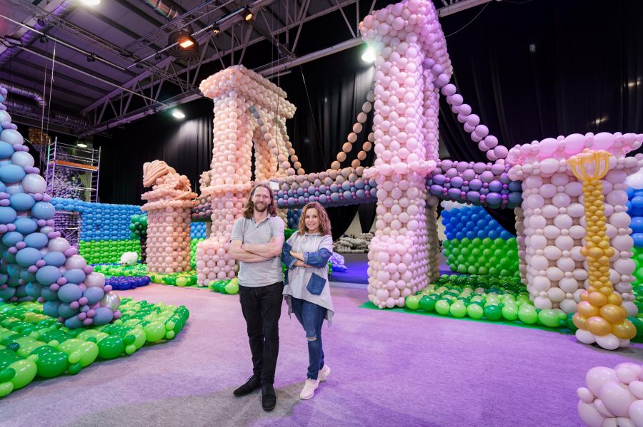 Ilyet még nem láttunk! Lufivilágot építettek és elhozták Budapestre - STYLENEWS -  - 