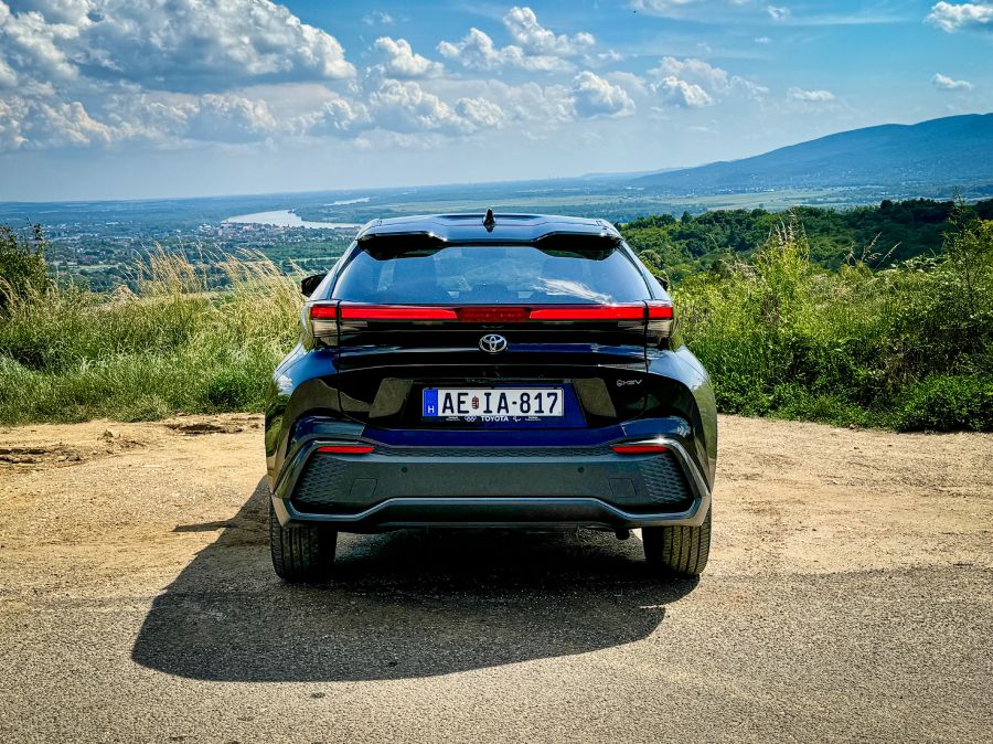Bevált recept remek köntösben - Toyota C-HR 2.0 Hybrid 197 LE AWD e-CVT - Autó & Motor - MOBILITY - 2024 Toyota C-hr 2.0 hybrid teszt, 2024 Toyota C-hr AWD teszt, c-hr 2024, c-hr teszt, c-hr toyota, 